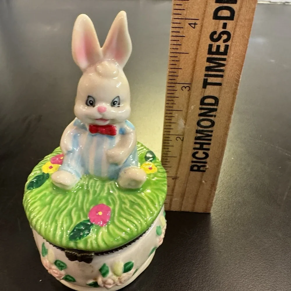 Trinket‎ Box Bunny Rabbit Porcelain Easter Tight Bow Hinge Vintage 4